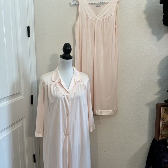 Vintage Vanity Fair Pink Matching Nightgown & Robe Set Nylon Size Medium - Picture 1 of 7